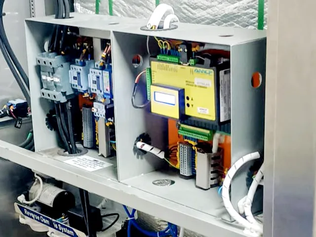 Painel de comando de um equipamento, com controladores e bornes