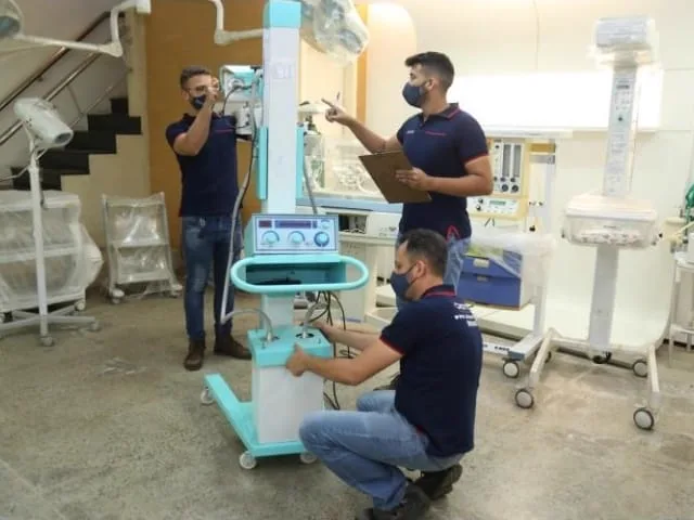 Equipe da Tesla fazendo manutenção em uma incubadora neonatal
