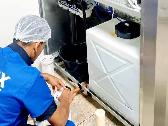 Técnico da Tesla trocando os filtros de um equipamento de osmose reversa