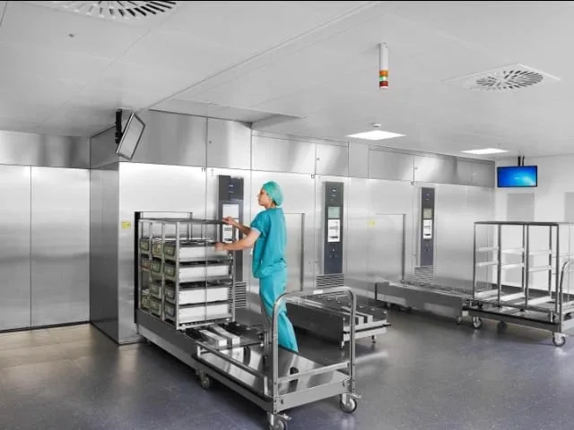 Sala de esterilização hospitalar com autoclaves de grande porte